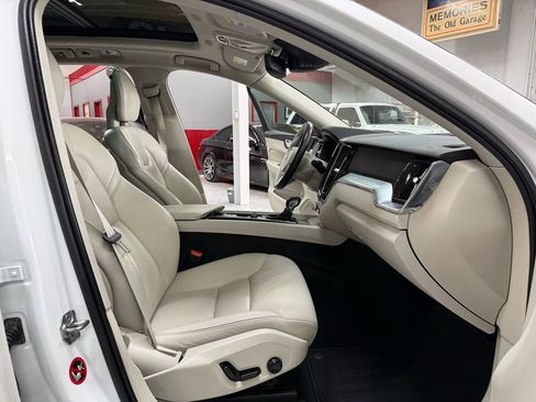 Used 2018 Volvo XC60 T6 Momentum w/ Advanced Package image 19