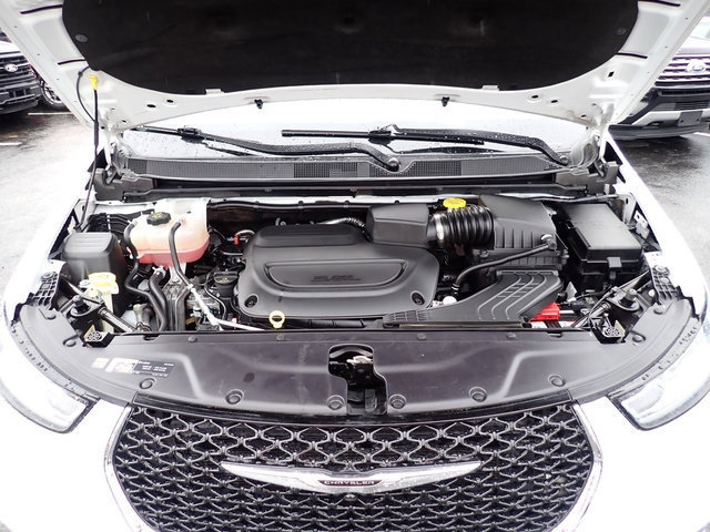 Used 2023 Chrysler Pacifica Touring-L FWD image 14