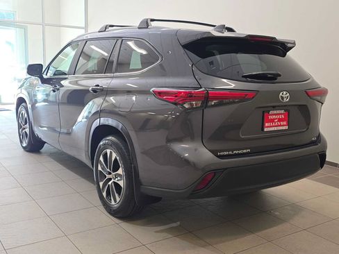 Used 2023 Toyota Highlander XLE AWD/4WD image 4