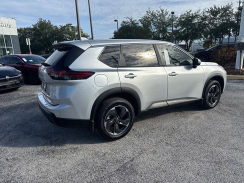 Certified 2025 Nissan Rogue SV FWD image 9