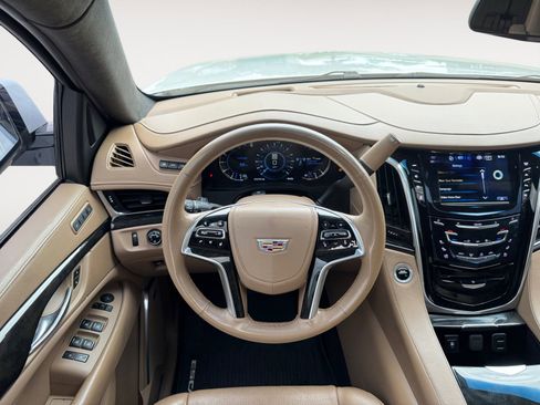 Used 2018 Cadillac Escalade Platinum AWD/4WD image 12