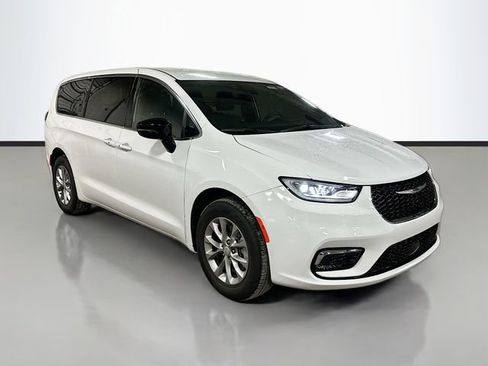 New 2026 Chrysler Pacifica Select image 3