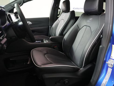 New 2026 Chrysler Pacifica Limited image 24