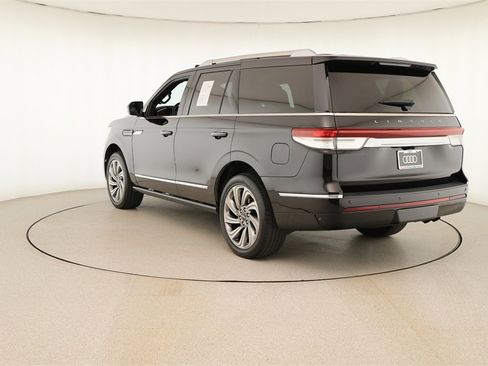 Used 2024 Lincoln Navigator Reserve image 4