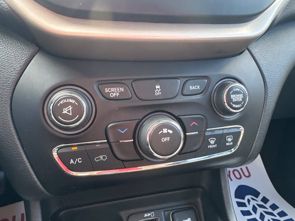 Used 2018 Jeep Cherokee Latitude w/ Cold Weather Group FWD image 20