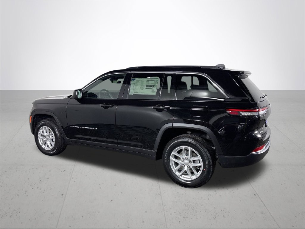 New 2026 Jeep Grand Cherokee Laredo w/ Trailer Tow Package AWD/4WD image 8