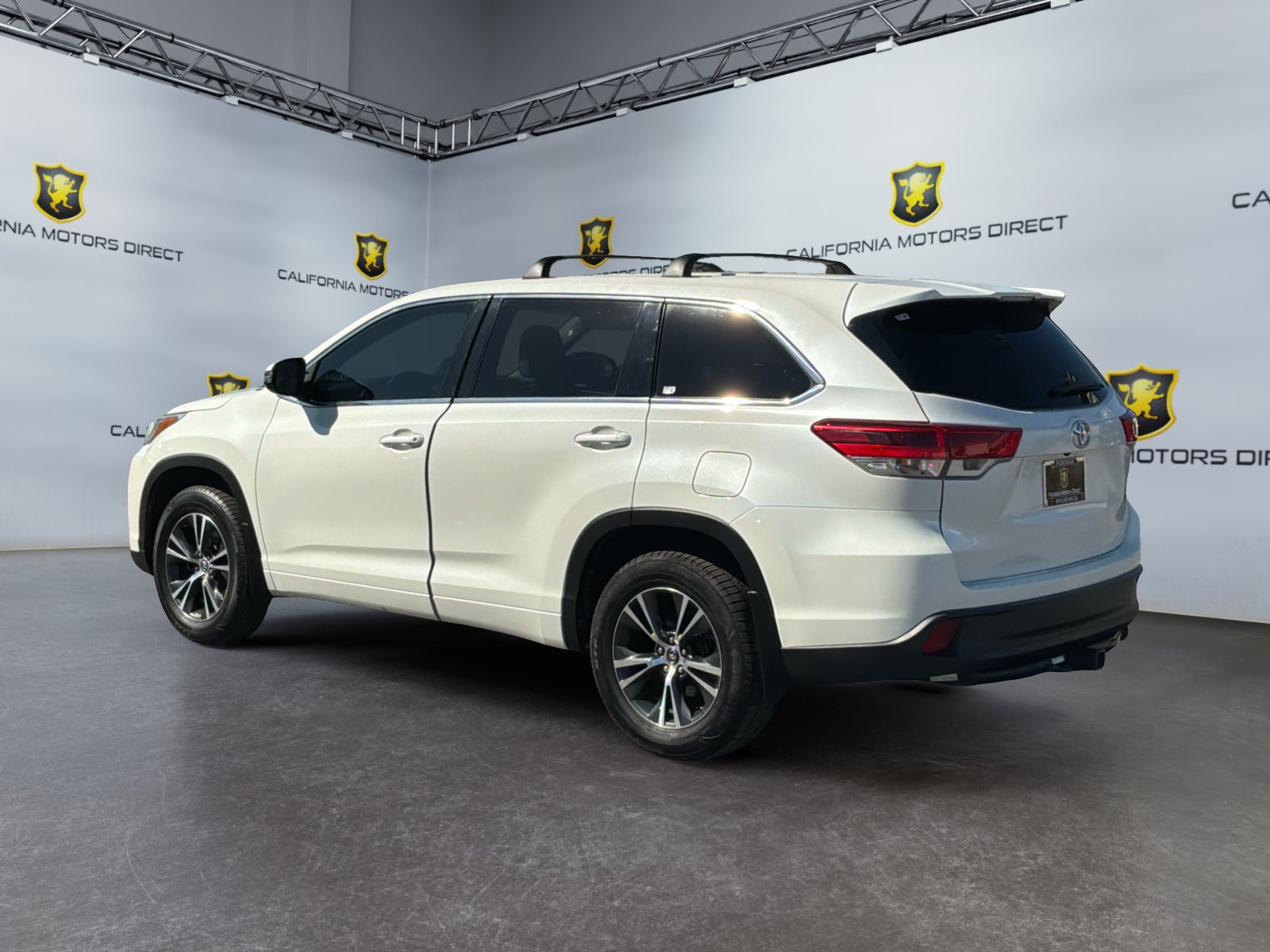 Used 2018 Toyota Highlander LE FWD image 3