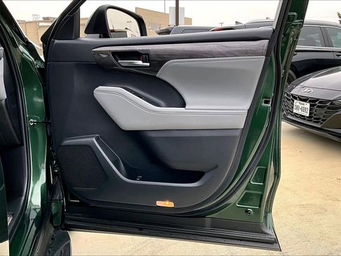 Used 2024 Toyota Highlander Limited image 22