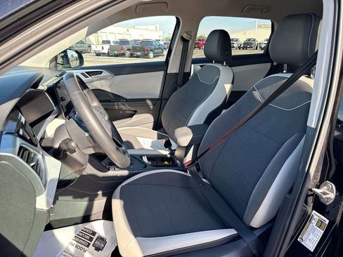 Used 2025 Volkswagen Taos SE FWD image 13