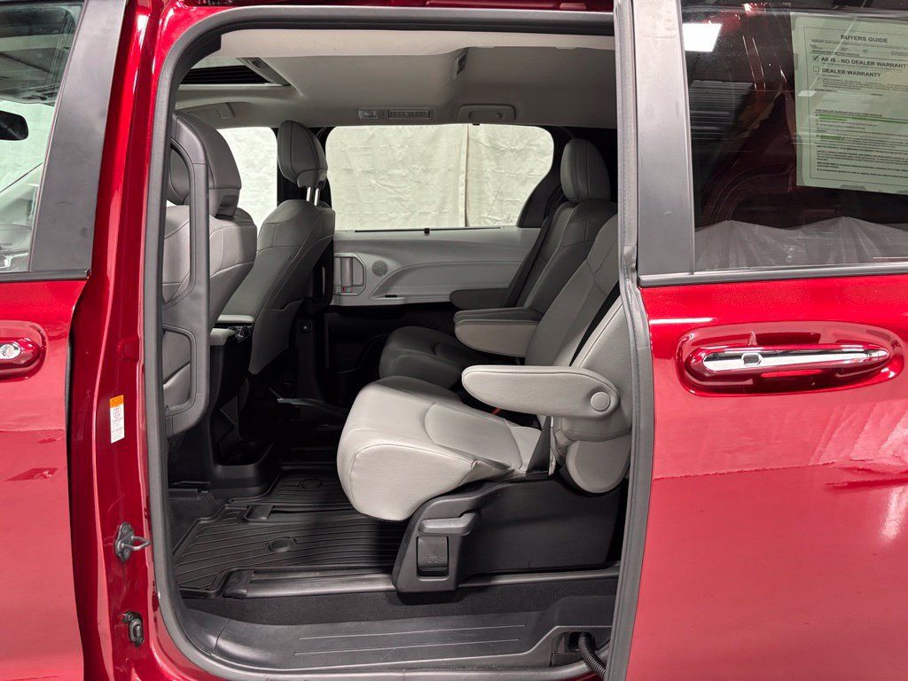 Used 2026 Toyota Sienna XLE AWD/4WD image 45