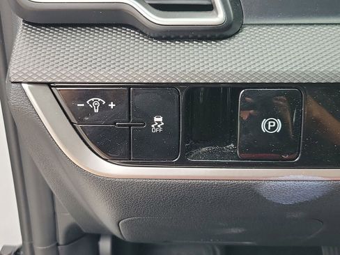 Used 2025 Kia Sportage LX image 29