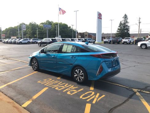 Used 2017 Toyota Prius Prime Advanced FWD image 3