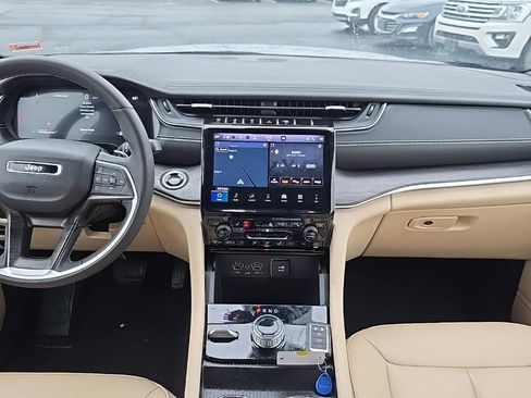 Used 2024 Jeep Grand Cherokee Limited image 16