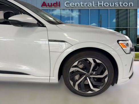 Used 2024 Audi Q8 e-tron Premium Plus image 12