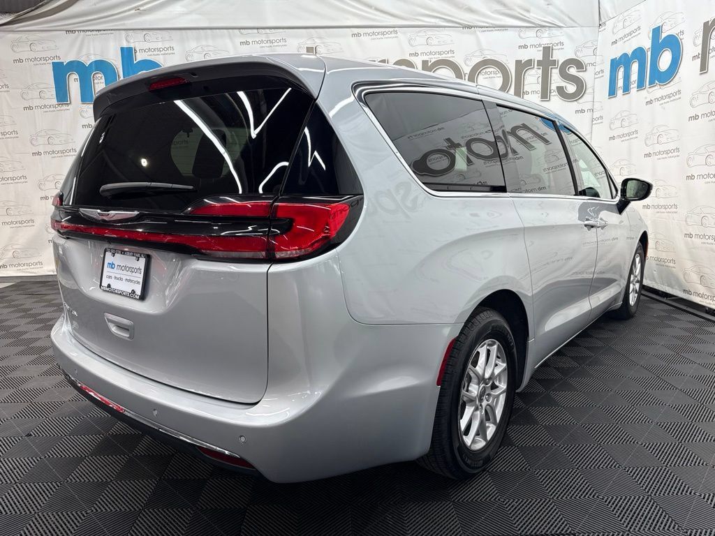 Used 2024 Chrysler Pacifica Touring-L FWD image 8