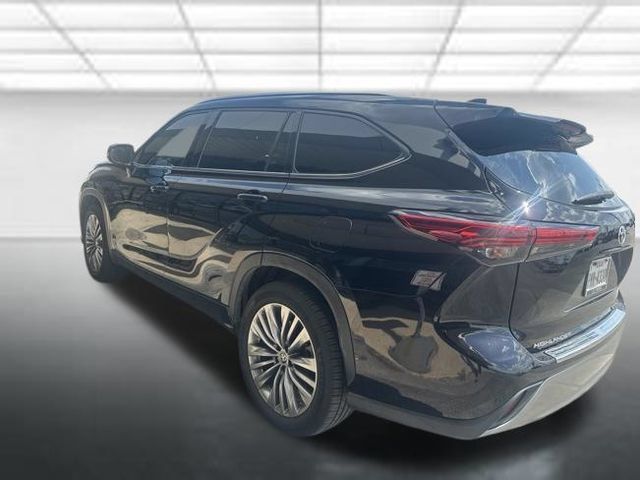 Used 2021 Toyota Highlander Platinum FWD image 3