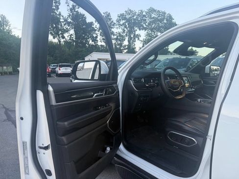 Used 2022 Jeep Wagoneer Series I w/ Convenience Group I AWD/4WD image 8
