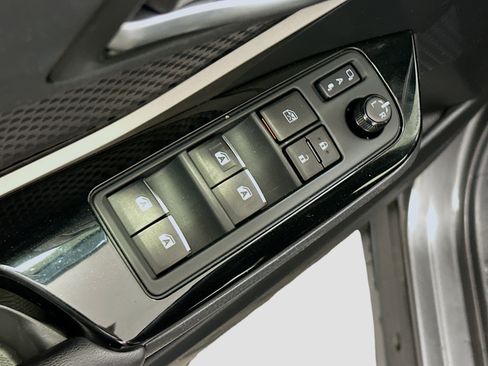 Used 2019 Toyota C-HR XLE FWD image 15