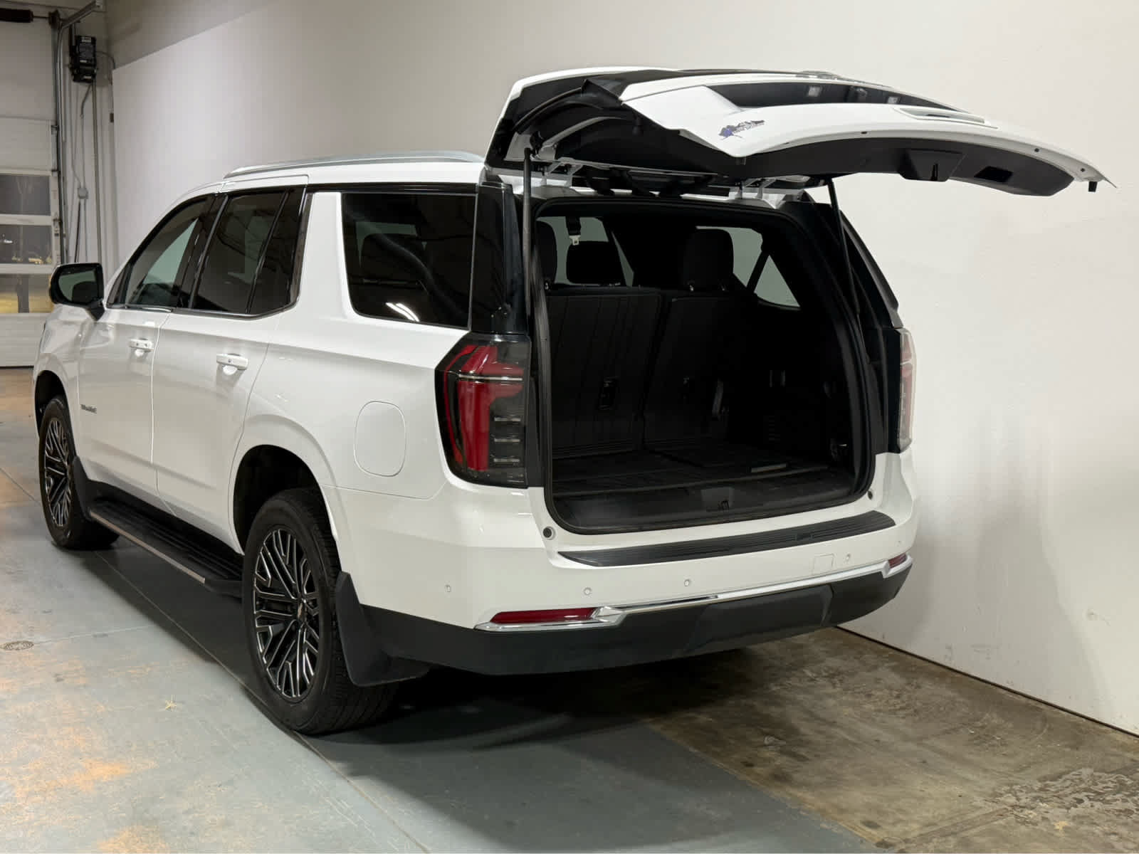 Used 2025 Chevrolet Tahoe LS AWD/4WD image 4