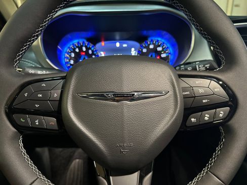 New 2026 Chrysler Pacifica Limited w/ Uconnect Theater Family Group image 25