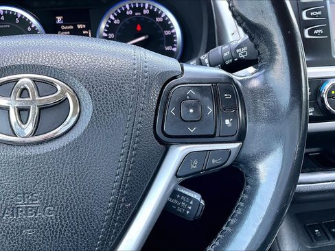 Used 2018 Toyota Highlander SE FWD image 25