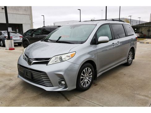 Used 2018 Toyota Sienna XLE image 3