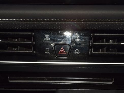 Used 2025 Volkswagen Atlas SEL AWD/4WD image 31