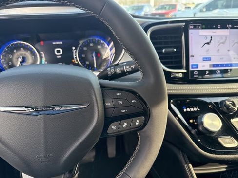 Used 2025 Chrysler Pacifica Limited FWD image 15