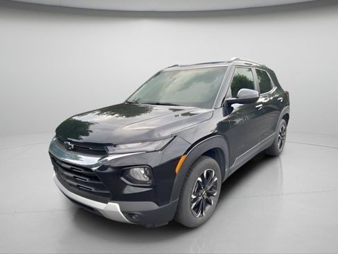 Used 2023 Chevrolet TrailBlazer LT w/ LPO, Blackout Package AWD/4WD image 2