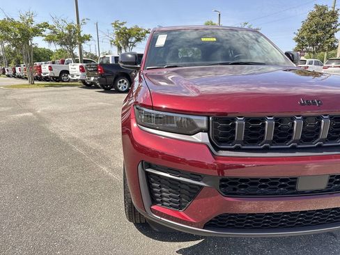 New 2026 Jeep Grand Cherokee Altitude image 9