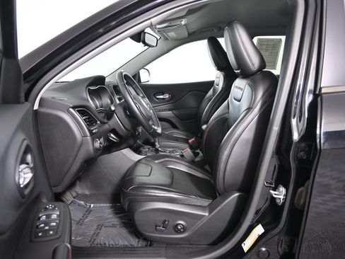 Used 2019 Jeep Cherokee Trailhawk w/ Cold Weather Group AWD/4WD image 20