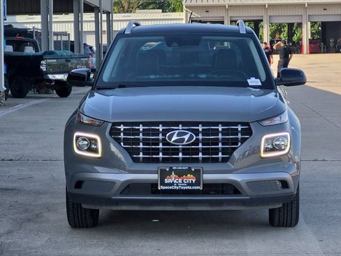 Used 2023 Hyundai Venue Limited FWD image 9