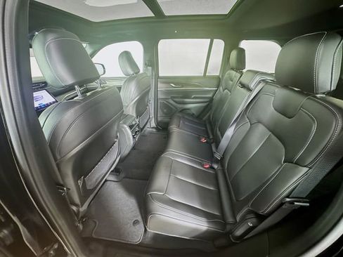 New 2025 Jeep Grand Cherokee Limited image 28