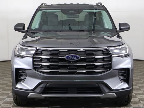 Used 2025 Ford Explorer Active AWD/4WD image 12