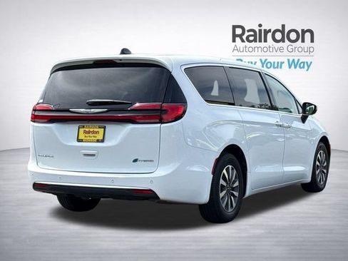 Used 2023 Chrysler Pacifica Touring-L FWD image 6