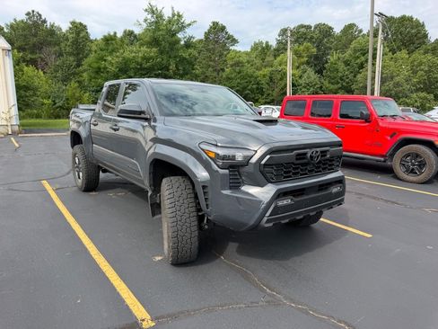 Used 2025 Toyota Tacoma TRD Sport AWD/4WD image 2
