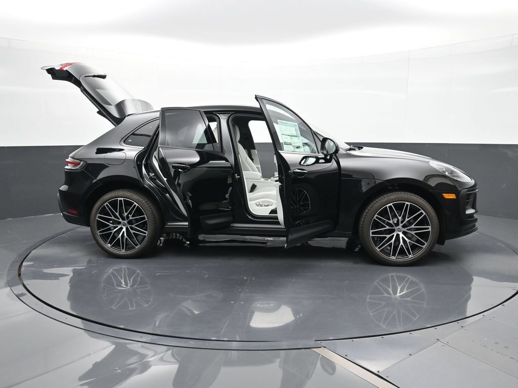 Certified 2026 Porsche Macan AWD/4WD image 40