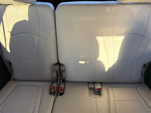 Used 2019 Buick Enclave Essence image 17