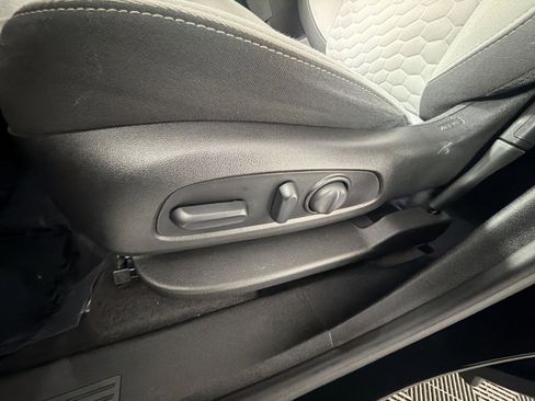 Used 2019 Chevrolet Equinox LT w/ Sun & Navigation Package image 14