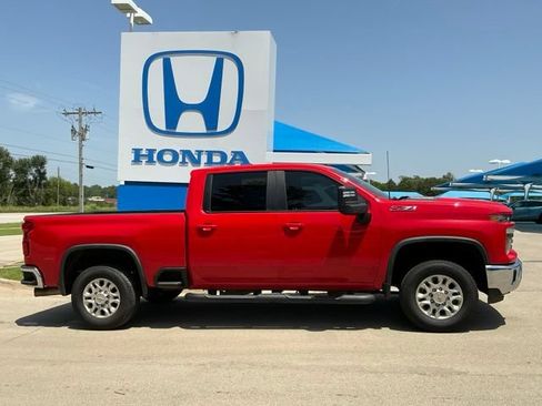 Used 2024 Chevrolet Silverado 2500 LT AWD/4WD image 2