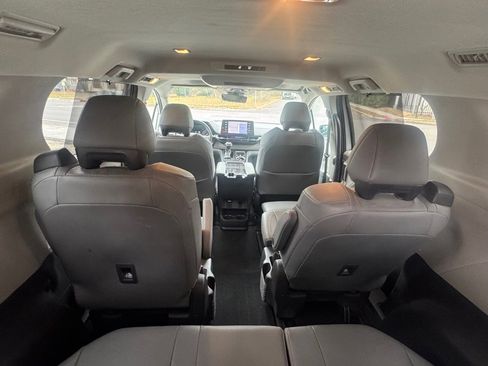Used 2021 Toyota Sienna Limited image 10