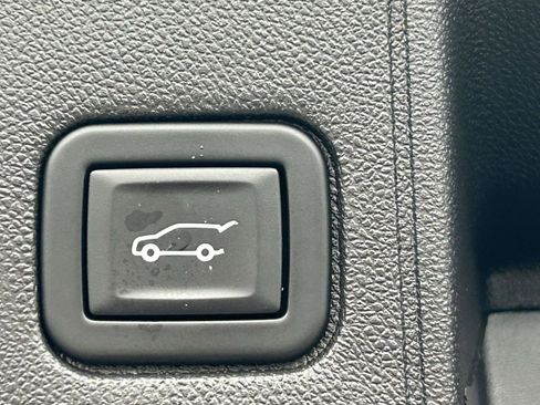 Used 2023 GMC Terrain SLT image 17