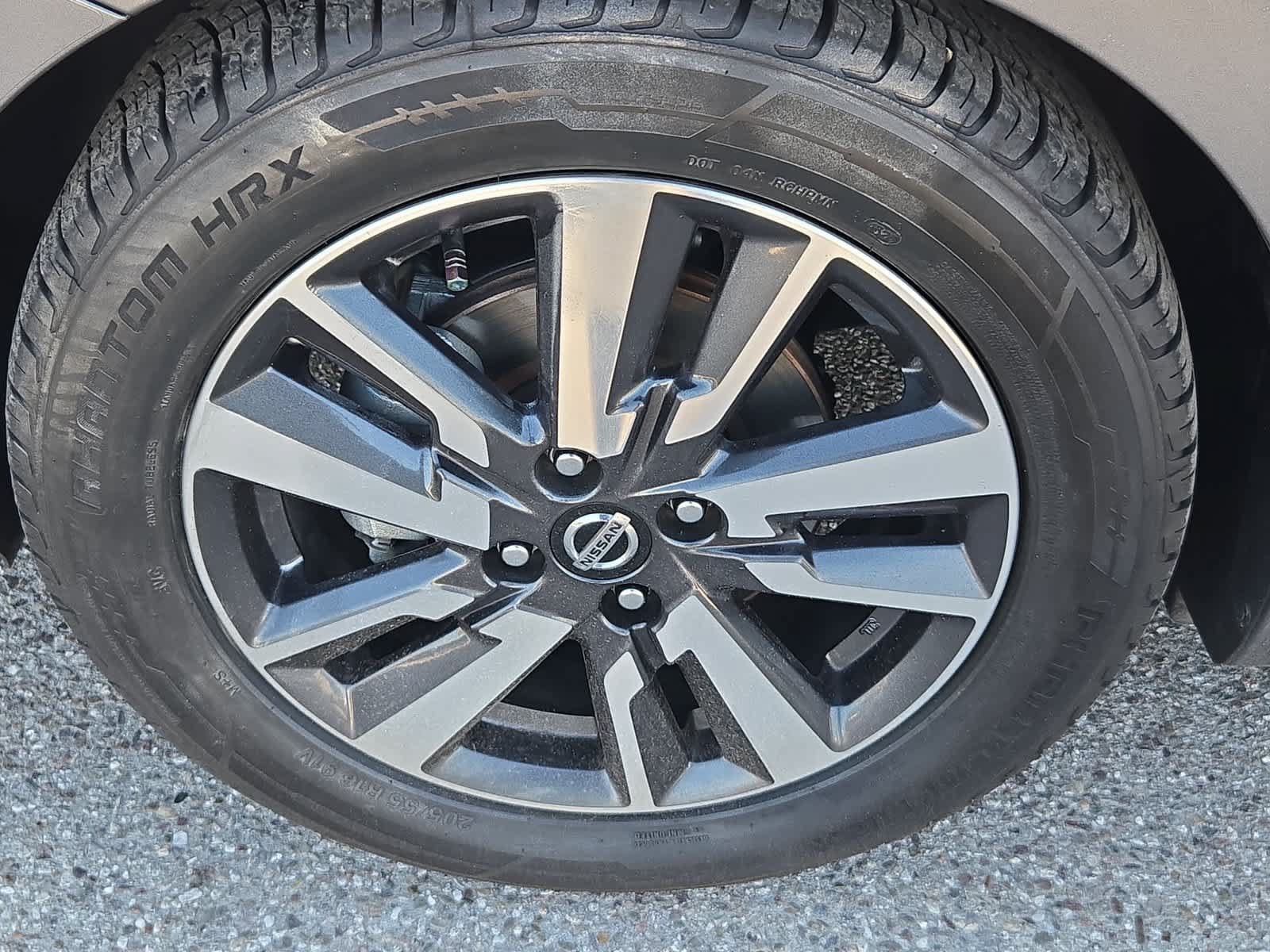 Used 2020 Nissan Versa SV FWD image 14