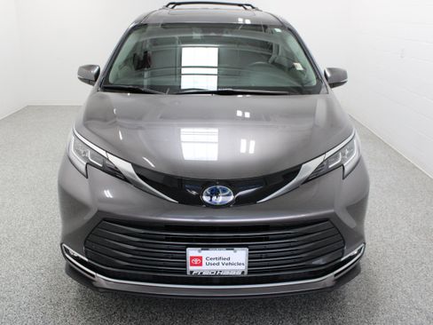 Used 2024 Toyota Sienna Limited FWD image 3