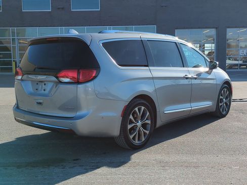 Used 2017 Chrysler Pacifica Limited w/ UConnect Theater Package image 8
