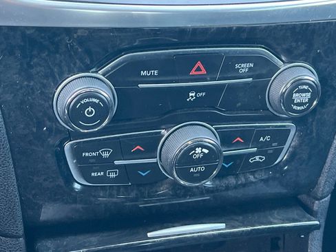 Used 2018 Chrysler 300 Limited image 16