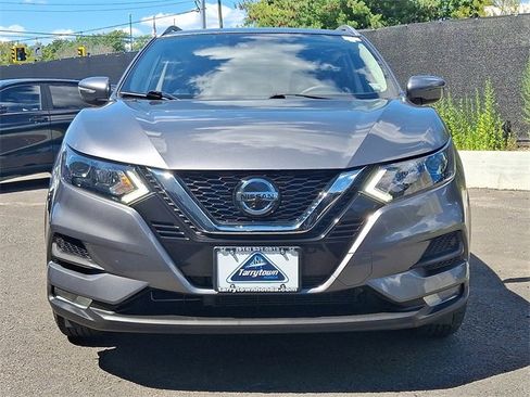 Used 2021 Nissan Rogue Sport SV image 2