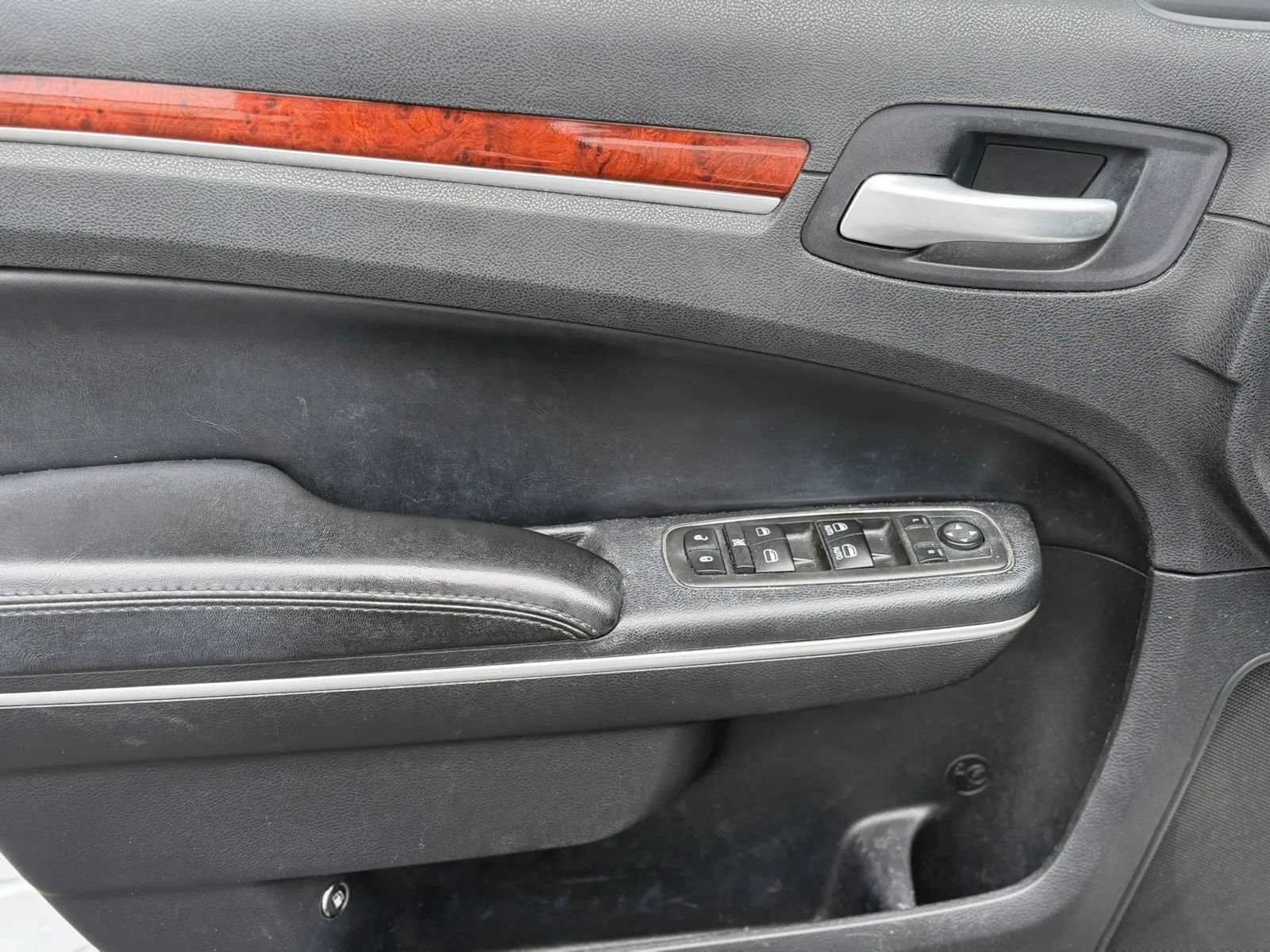 Used 2013 Chrysler 300 RWD image 4