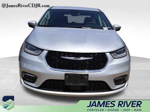 Used 2023 Chrysler Pacifica Touring-L FWD image 5