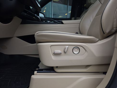 Used 2021 Cadillac Escalade Premium Luxury image 16